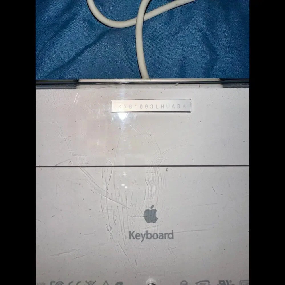 2005 Genuine Apple A1048 USB Wired Keyboard White with 2 USB Ports *Tested*